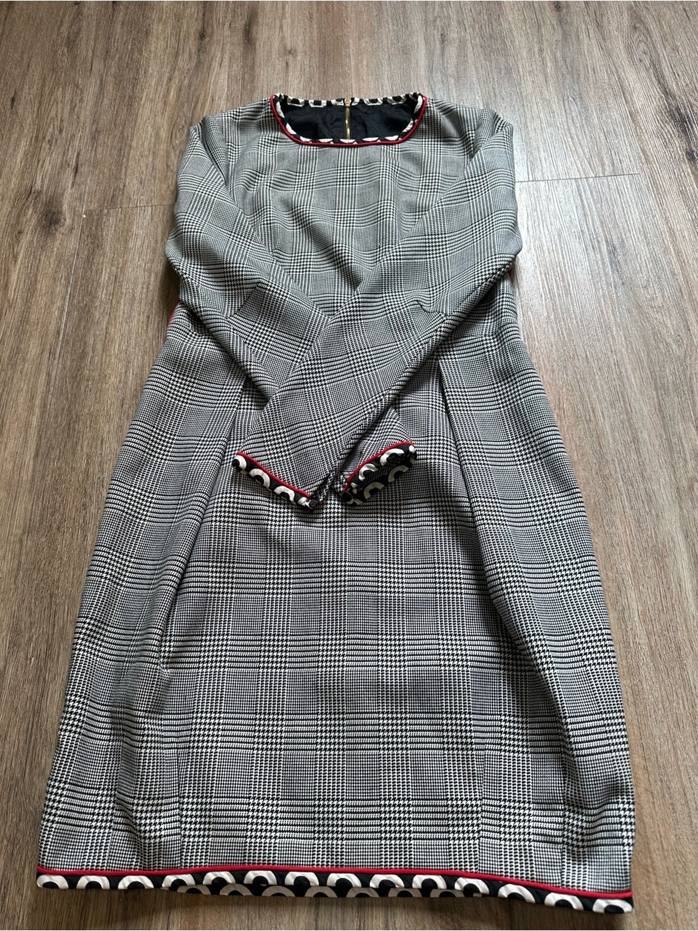 Carlisle Black and White Houndstooth in Top with Label Elegant Carlisle black an